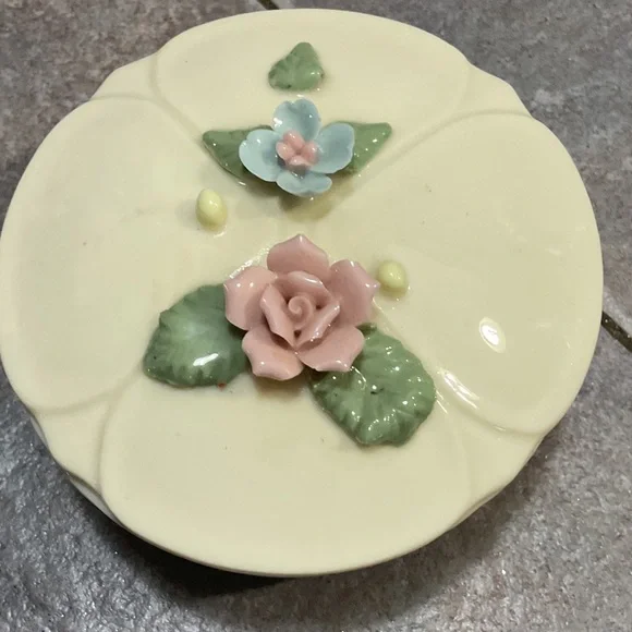 Floral Ceramic Trinket Box - Picture 1 of 6